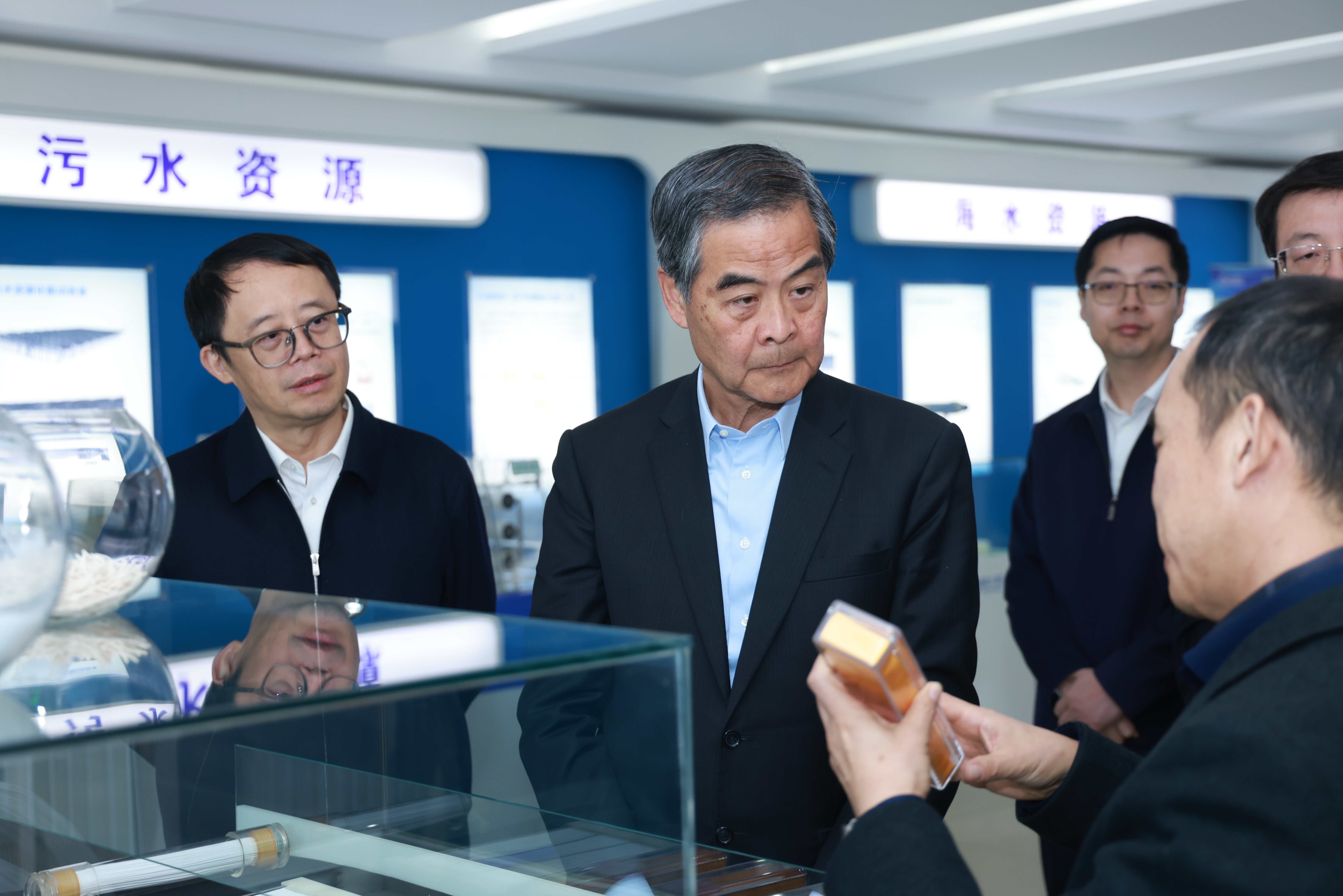 全國(guó)政協(xié)副主席、共享基金會(huì)主席梁振英赴碧水源調(diào)研，王海懷陪同